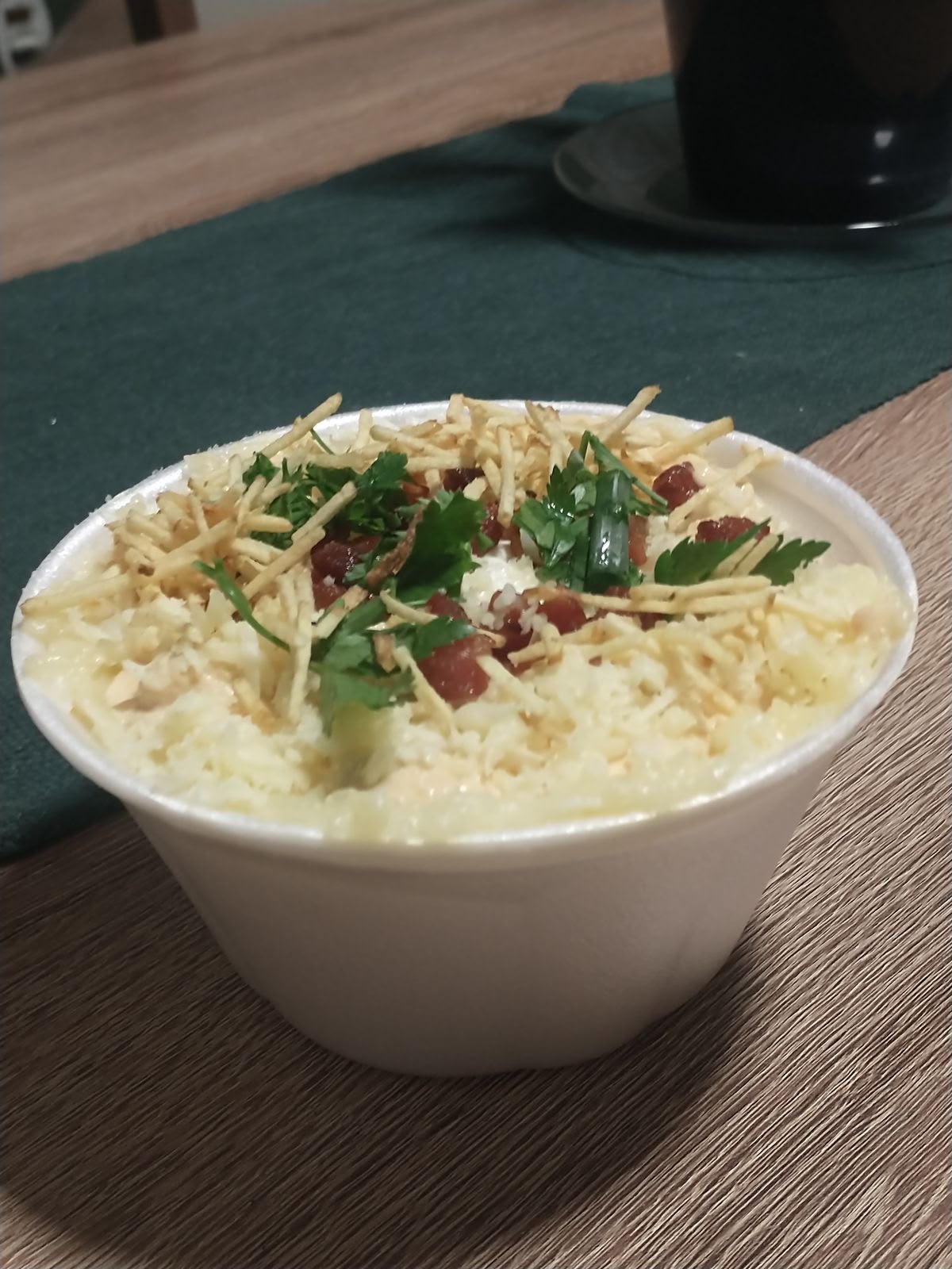 Batata no pote com batata palha e cheiro-verde