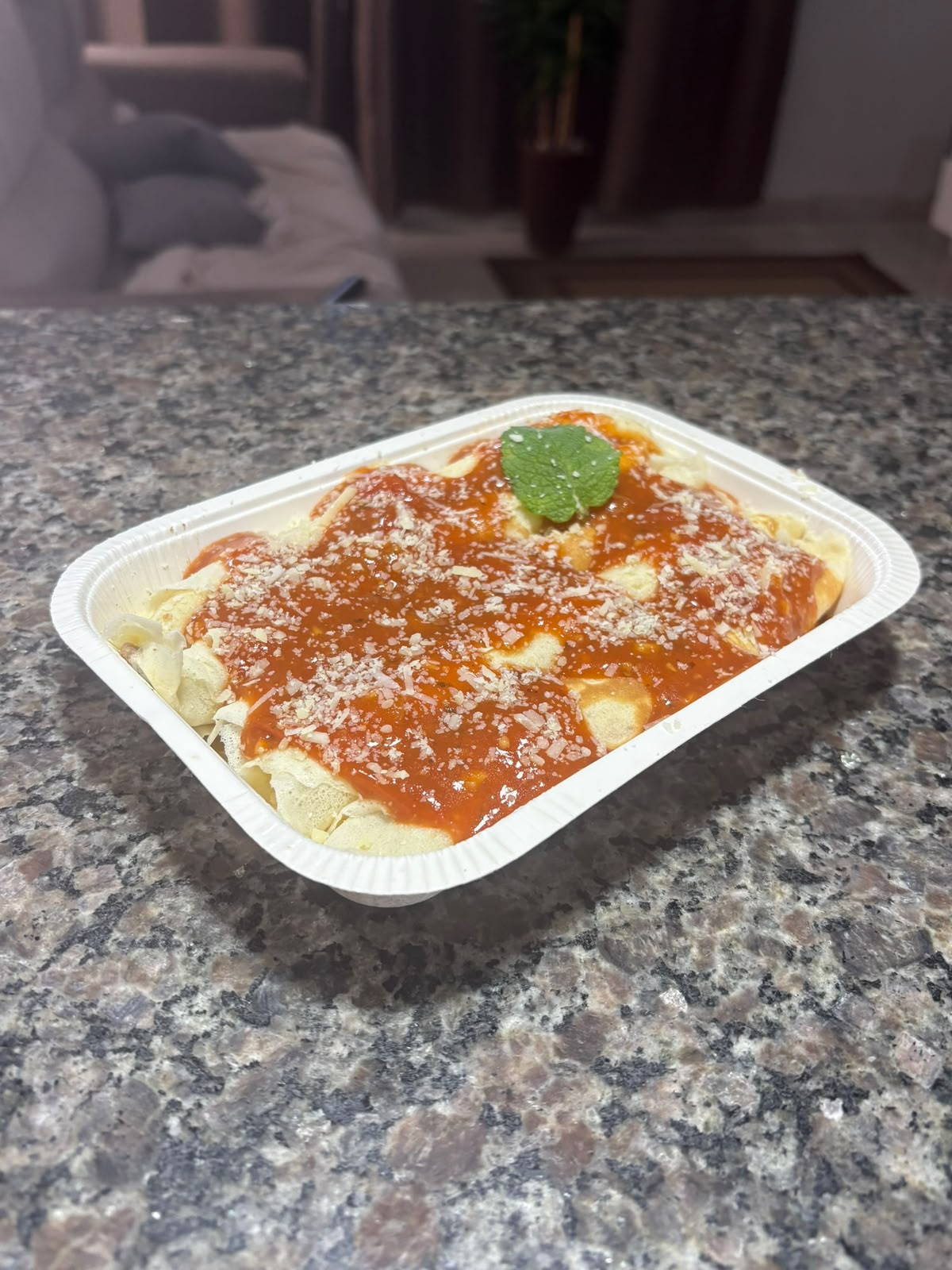 Bandeja de panquecas com molho de tomate e queijo